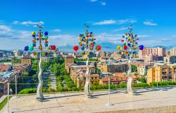 Alberi in metallo con fiori di vetro alla Cascade di Yerevan, Armenia - © eFesenko / Shutterstock.com