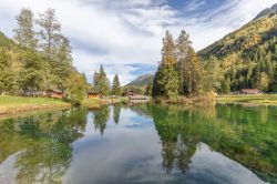 Alberi riflessi nel lago a Les Contamines-Montjoie (Francia) in autunno.
