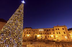 Albero di Natale in Fara Square nel centro di Lublino, Polonia. Una bella veduta by night di questa storica piazza cittadina durante il periodo dell'Avvento.

