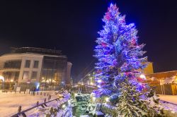Albero di Natale in Krupowki Street a Zakopane, Polonia.
