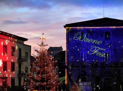 Albero di Natale nel centro di Arcidosso durante il periodo dei Mercatini Natalizi