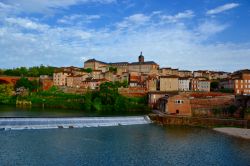 Albi è il capoluogo del dipartimento del Tarn. Si trova nella regione Occitanie, nata dalla fusione delle precedenti regioni Midi-Pyrénées e Languedoc-Roussillon.