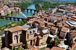 Albi: vista aerea della città. In primo piano il Palais de la Berbie. Sulla sinistra, il fiume Tarn e i due ponti che lo attraversano in corrispondenza del centro storico - foto © ...