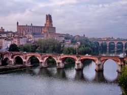 Il ponte vecchio (Pont Vieux) sul fiume Tarn e, sullo sfondo, l'inconfondibile sagoma della Cathédrale Sainte-Cécile di Albi.