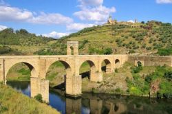 Il ponte romano sul Fiume Tago ad Alcantara in Spagna - © LianeM / iStockphoto LP