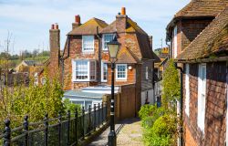 Alcune case tipiche in pietra di Rye e Mermaid Street  - © IR Stone / Shutterstock.com