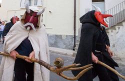 Alcune maschere cornute sfilano nel centro storico di Tricarico, durante il Carnevale - © illpaxphotomatic / Shutterstock.com