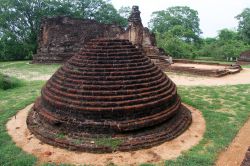 Alcune rovine del Potgul Vihara a Polonnaruwa, Sri Lanka. Questa antica struttura è composta da edifici con pareti spesse.
