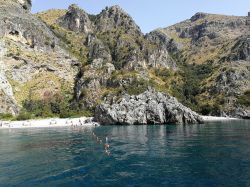 Alcune spiagge bianche nei dintorni di Scario in Campania. Le spiagge del Marcellino si trovano in direzione di Palinuro - © Lucamato / Shutterstock.com