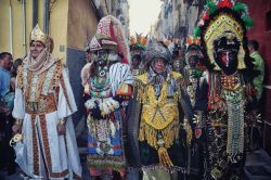 Alcuni abitanti di La Vila Joiosa con i tradizionali abiti dei mori durante l'annuale Festival dei Mori e dei Cristiani che si svolge nel mese di Luglio. Si tratta di un evento di interesse ...