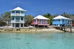 Alcuni edifici dello Staniel Cay Yacht Club sull'isola di Exuma, Bahamas.  