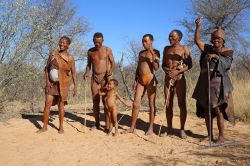 Alcuni esponenti del popolo Nharo-San nei dintorni di Gobabis  in Namibia - © Bernhard Richter / Shutterstock.com