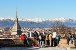 Alcuni turisti godono del panorama di Torino dal monte dei Cappuccini - © Alessandro Cristiano / Shutterstock.com