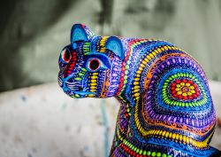 Gli alebrijes sono animali fantastici e colorati di legno che si producono artigianlamente nel paese di San Antonio Arrazola, poco distante da Oaxaca (Messico) - © Bernardo Ramonfaur / ...