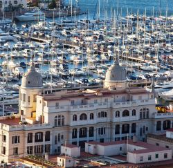 Alicante, Spagna: una suggestiva veduta dall'alto della marina della città con le barche ormeggiate.

