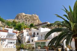 Alicante, uno scorcio dal basso del castello di Santa Barbara dal quartiere di Santa Cruz (Spagna).
