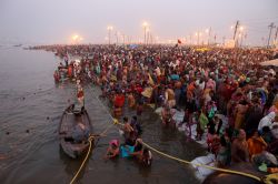 Grande folla durante il festival del Kumbh Mela alla confluenza tra i fiumi Gange e Yamunaad ad Allahabad, in Uttar Pradesh - © Vladimir Melnik / Shutterstock.com 