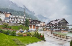 Alleghe, provincia di Belluno, in una giornata piovosa. Sullo sfondo, il gruppo montuoso del Civetta  - © MoLarjung / Shutterstock.com