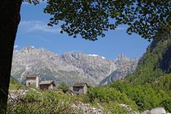 Alpi con panorama sulla Val Codera, provincia di Sondrio (Lombardia): vecchie case in pietra.

