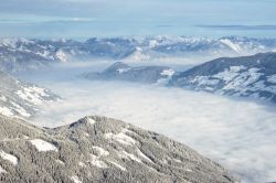 Le Alpi in inverno con lo ski resort Kaltenbach, Zillertal, Austria. In questo comprensorio sciistico del Tirolo sono disponibili 83 km di piste e 3,6 km di skiroute. Oltre 30 impianti trasportano ...