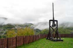 Alta Garfagnana: il giardino dellla Fortezza delle Verrucole, un castello della Provincia di Lucca