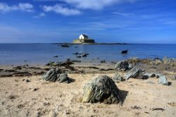 Alta marea a St.Cwyfan, una piccola chiesa su un'isoletta nei pressi di Anglesey, Galles, UK.

