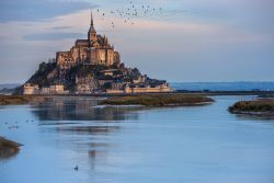 Alta marea a Mont-Saint-Michel in Normandia, ...