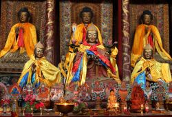 Altare con statue, candele e offerte votive nel tempio buddhista di Wusutu Zhao vicino a Hohhot, Cina - © Katoosha / Shutterstock.com