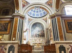 L'altare della Pontificia Basilica della Visitazione e San Giovanni Battista a Brindisi, Puglia. Gravemente danneggiata dal terremoto del 1743, venne in seguito ricostruita e poi sottoposta ...