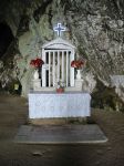 Altare dentro la Grotta di Pertosa in Campania - © Wikipedia