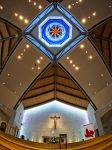 Altare e soffitto della chiesa catttolica St. John Vianney a Houston, Texas - © GJGK Photography / Shutterstock.com