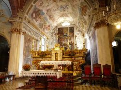 Altare maggiore nella Abbazia di Santa Maria di Casanova  una delle chiese di Carmagnola - © Davide Papalini -CC BY-SA 3.0, Wikipedia