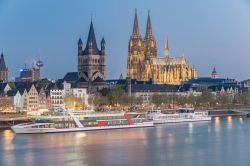 Vista dell'Altdstadt, il centro storico di Colonia (Germania), attraversato dal fiume Reno, sul quale si muovono le imbatracazioni da crociera.