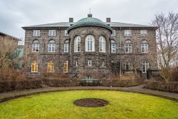 Althingi (o Althing), sede del Parlamento Nazionale d'Islanda a Reykjavik. E' uno dei più antichi al mondo.



