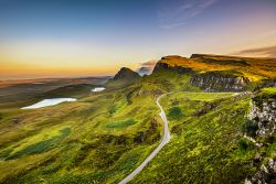Altopiano delle Quiraing mountains al tramonto, Isola di Skye, Scozia. Questo spledido scenario ha fatto da cornice ad alcune riprese del film di King Arthur: il potere della spada.