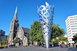 Amarcord di Christchurch con il centro e la cattedrale prima del terremoto del 2011. Fra il Settembre 2010 e il Giugno 2011 forti scosse di magnitudo 6 e 7 hanno causato ingenti danni alla città ...