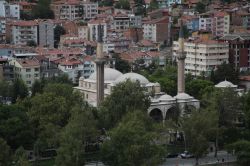 Amasya, Turchia: una veduta della Beyazit Pasa Mosque con i due alti minareti - © prdyapim / Shutterstock.com