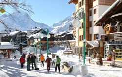 Le piste di Les Deux Alpes arrivano praticamente in centro, ed una delle passeggiate tipiche è quella a bordo del pendio ovest, che costeggia alberghi e bar, dove spesso vengon oorganizzati ...