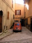 Amelia, una Cinquecento in uno scorcio caratteristico delle vie del centro storico del borgo umbro.