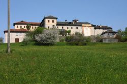 Il Convento di Monte Mesma; siamo ad Ameno in alto sulle rive orientali del Lago d'Orta - © Alessandro Vecchi - CC BY-SA 3.0, Wikipedia