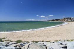 L'ampia spiaggia di Arenys de Mar lambita dalle acque del Mediterraneo, Spagna - © joan_bautista / Shutterstock.com