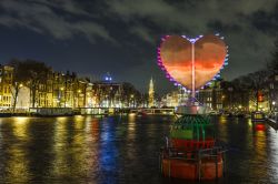 Amsterdam: un cuore luminoso sull'acqua durante il Festival delle Luci nella capitale olandese.