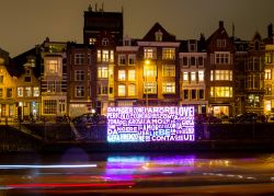 Amsterdam Light Festival: un'installazione luminosa chiamata "Together, Danger Love Zone" sui canali della città - foto © Marcel van den Bos / Shutterstock.com
