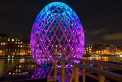 La città di Amsterdam si riempie di luci ed installazioni durante l'Amsterdam Light Festival. Inquesta foto l'opera "OVO" sul fiume Amstel - foto © Elisabeth Aardema ...