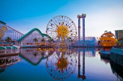 Montagne russe ed attrazioni nel parco Disneyland ad Anaheim