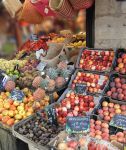 Anans, pesche e fichi in una bancarella del mercato di Figeac, Francia.  
