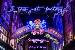 Anche le luminarie a Londra ricordano il film Bohemian Rhapsody, siamo a Carnaby Street - © Sarah Bray / Shutterstock.com