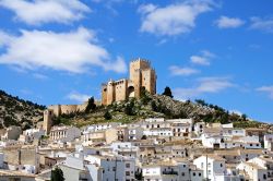 Andalusia, Spagna: il Castillo de los Fajardo a Velez Blanco, in una giornata di primavera