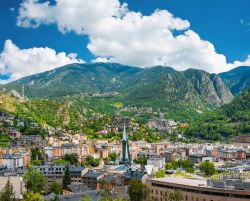 Andorra la Vella sotto le nuvole, Andorra. Una bella immagine della capitale del Principato di Andorra, situata nei Pirenei orientali fra Spagna e Francia. Collocata a 1.023 metri di altitudine, ...