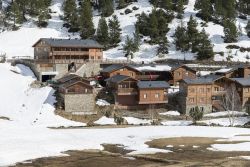 Andorra La Vella vista dalle montagne, Andorra. Una bella immagine del panorama invernale e innevato che ospita questa città dei Pirenei - © fotostokers / Shutterstock.com